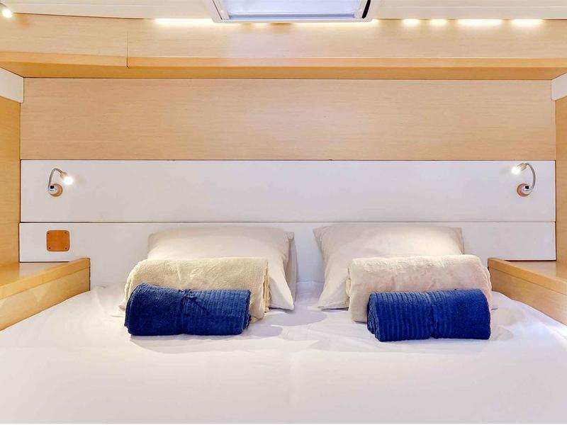 Book yachts online - catamaran - Lagoon 52 - 6 Cabin - Queen of Hearts (A/C - Generator - Refit 2022) - rent