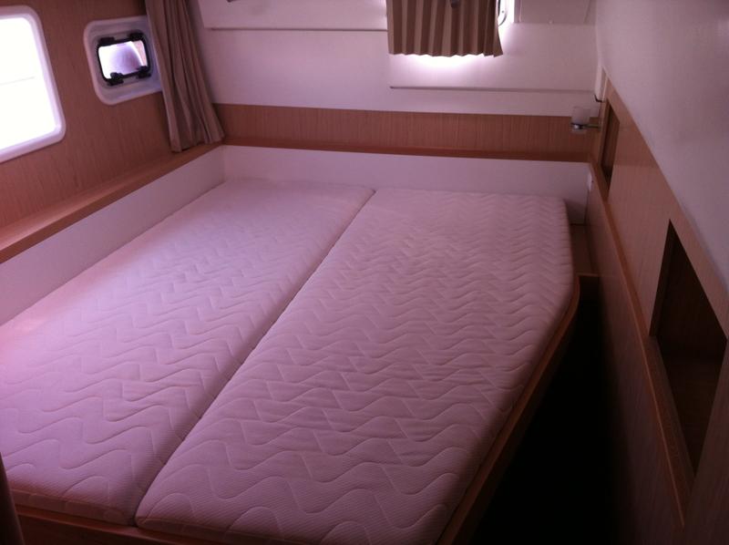 Book yachts online - catamaran - Lagoon 400 S2 - Evelina - rent