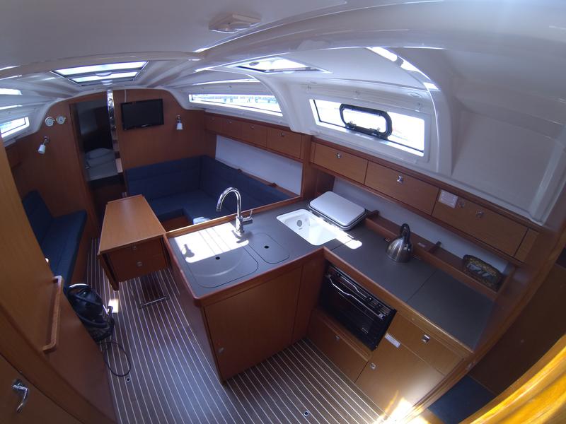 Book yachts online - sailboat - Bavaria Cruiser 37 - Dora - rent