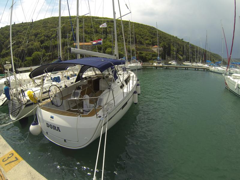 Book yachts online - sailboat - Bavaria Cruiser 37 - Dora - rent