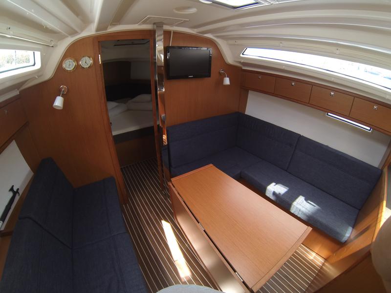 Book yachts online - sailboat - Bavaria Cruiser 37 - Dora - rent