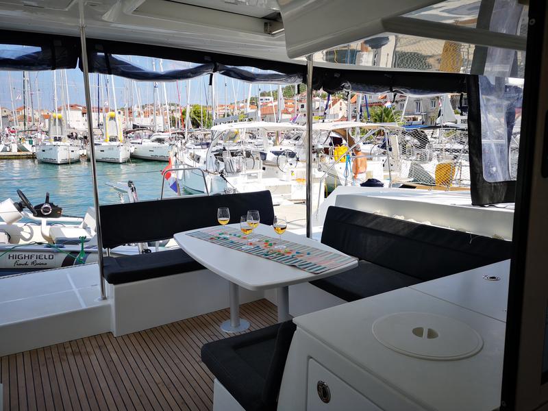 Book yachts online - catamaran - Lagoon 450 Fly - CALM POINT - rent