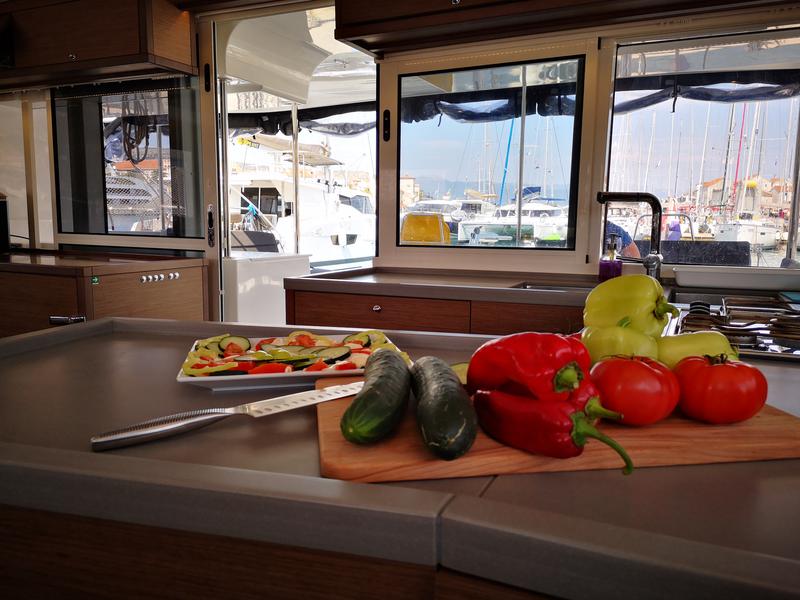 Book yachts online - catamaran - Lagoon 450 Fly - CALM POINT - rent