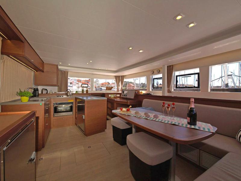 Book yachts online - catamaran - Lagoon 450 Fly - REGGAE POINT - rent