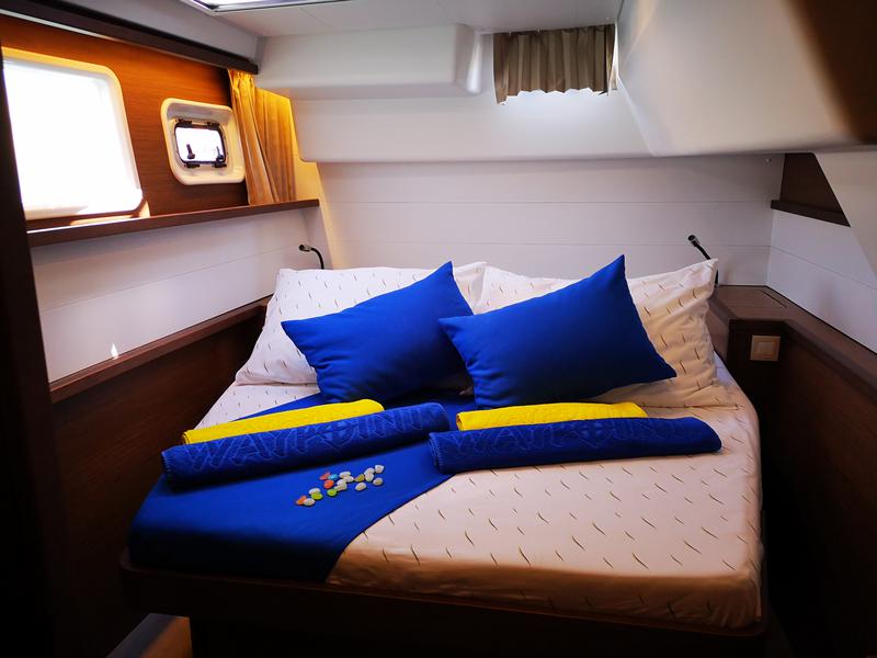 Book yachts online - catamaran - Lagoon 450 Fly - REGGAE POINT - rent