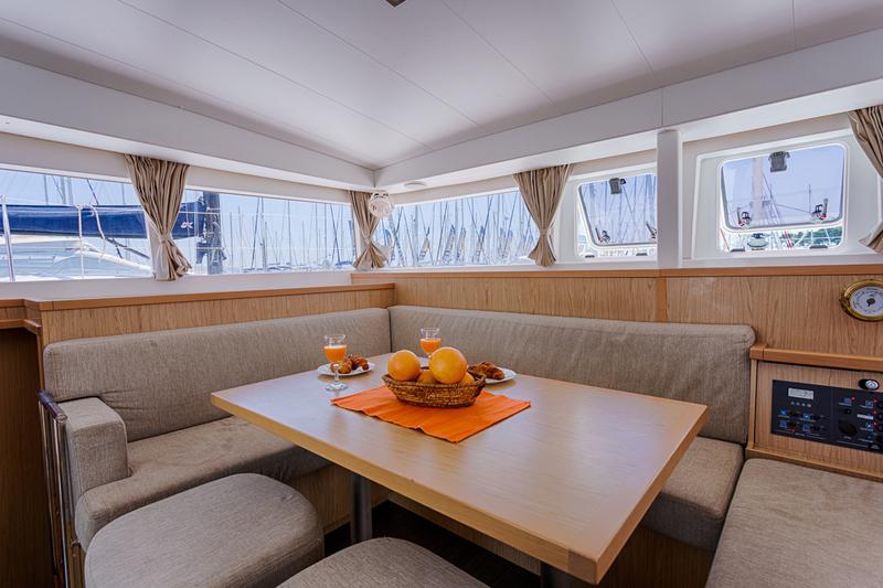 Book yachts online - catamaran - Lagoon 400 S2 - SUNSHINE - rent