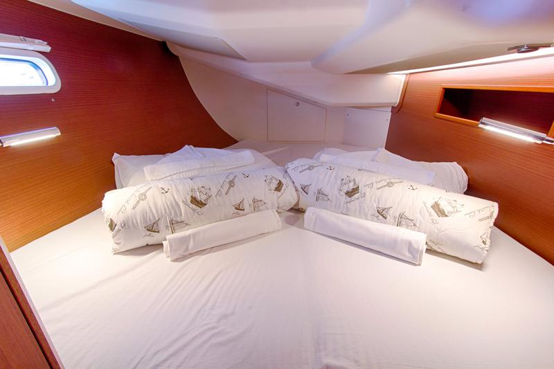 Book yachts online - sailboat - Hanse 455 - SEA LEGEND - rent