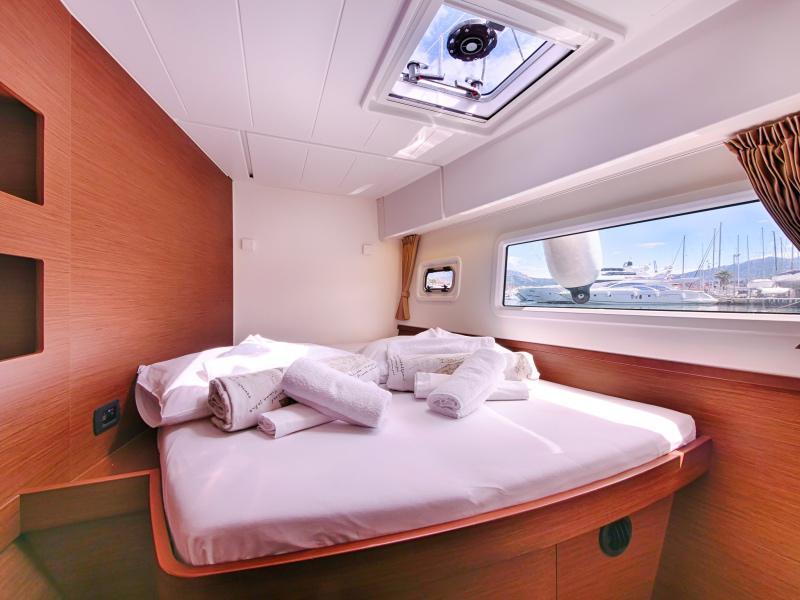 Book yachts online - catamaran - Lagoon 42 - SEA VOYAGER  - rent