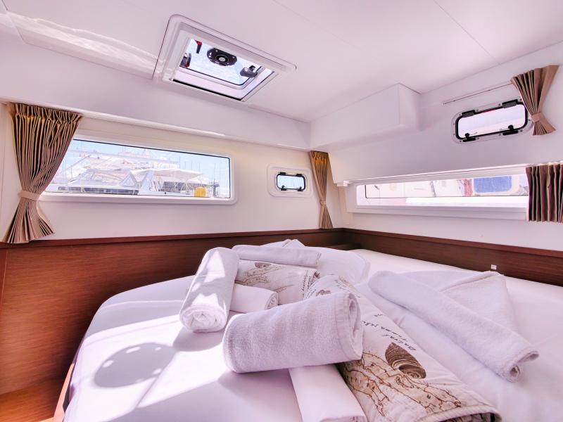 Book yachts online - catamaran - Lagoon 42 - SEA VOYAGER  - rent