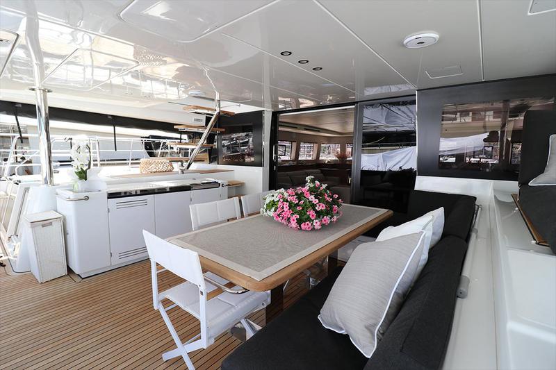 Book yachts online - powercatamaran - Lagoon Power 630 - DRAGO - rent