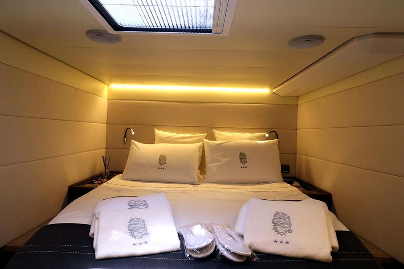 Book yachts online - powercatamaran - Lagoon Power 630 - DRAGO - rent