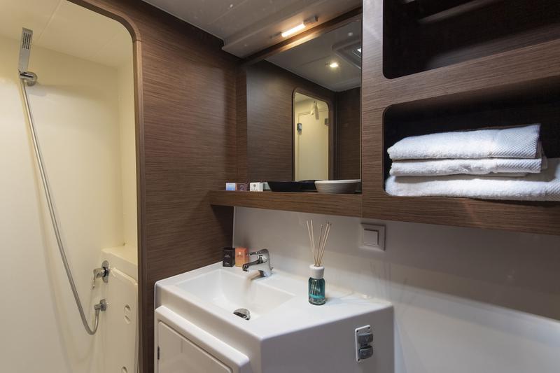 Book yachts online - catamaran - Lagoon 42 - NADIR - rent