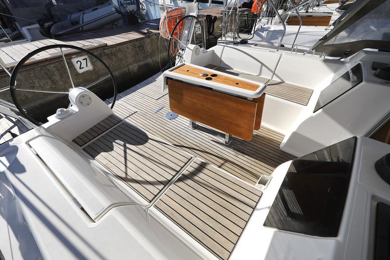 Book yachts online - sailboat - Dufour 382 - Sunset - rent