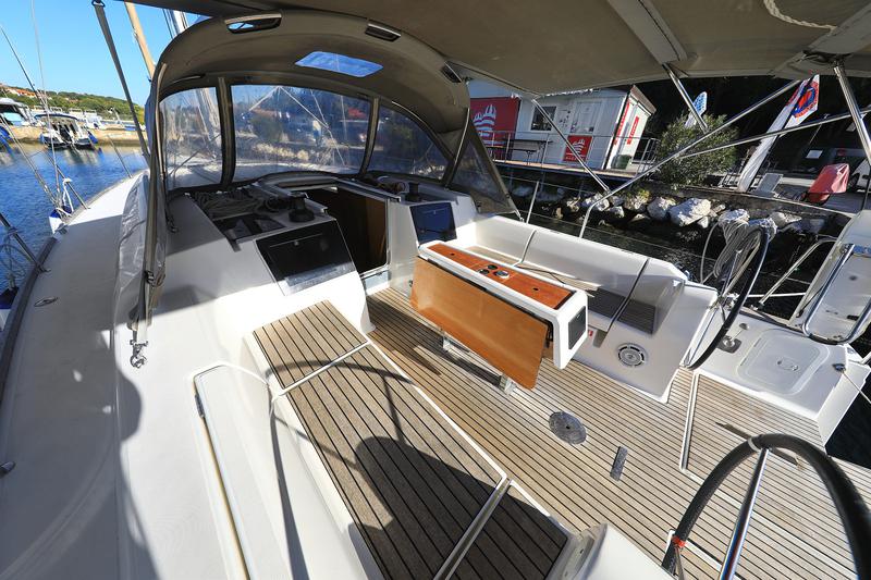 Book yachts online - sailboat - Dufour 382 - Sunset - rent