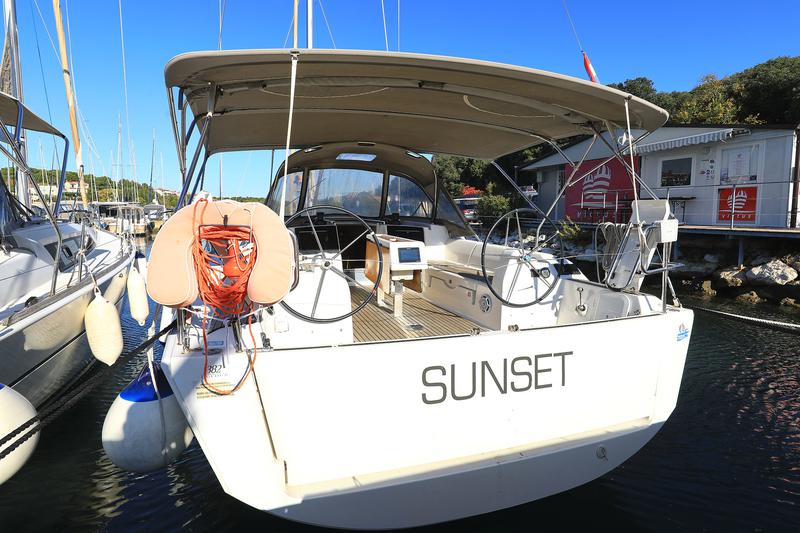 Book yachts online - sailboat - Dufour 382 - Sunset - rent
