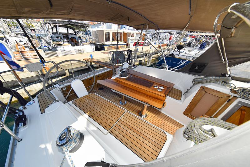 Book yachts online - sailboat - Bavaria 37 - Viviana - rent