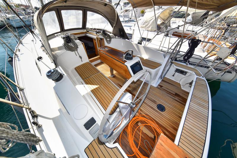 Book yachts online - sailboat - Bavaria 37 - Viviana - rent