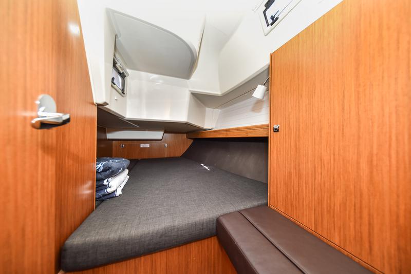 Book yachts online - sailboat - Bavaria 37 - Viviana - rent
