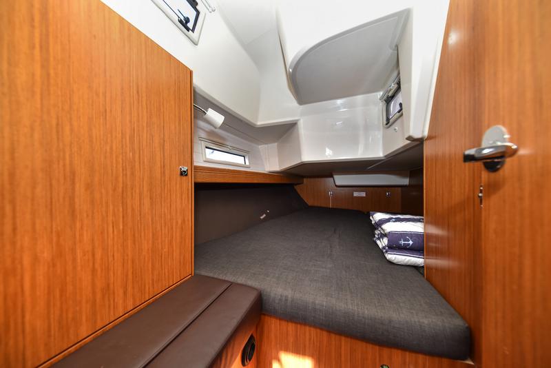 Book yachts online - sailboat - Bavaria 37 - Viviana - rent