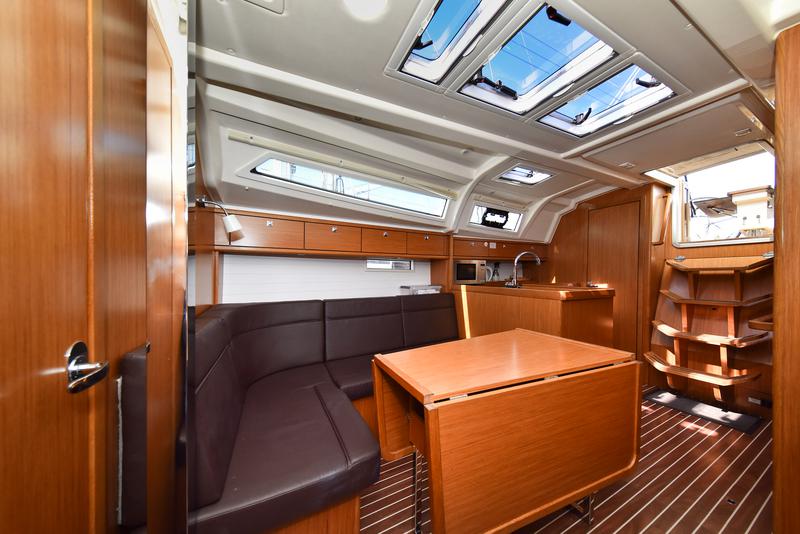 Book yachts online - sailboat - Bavaria 37 - Viviana - rent