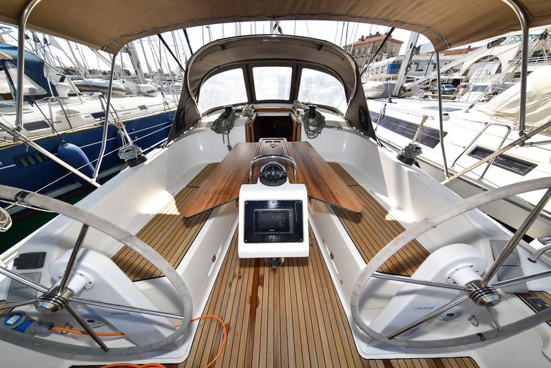 Book yachts online - sailboat - Bavaria 37 - Viviana - rent