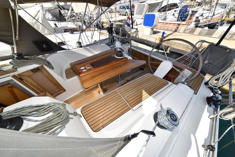 Book yachts online - sailboat - Bavaria 37 - Viviana - rent