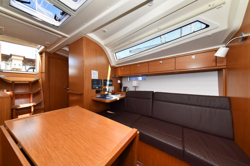 Book yachts online - sailboat - Bavaria 37 - Viviana - rent