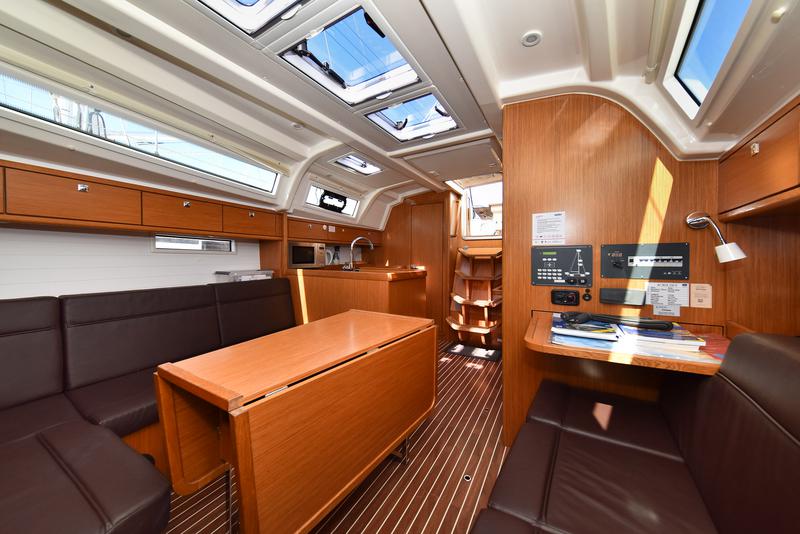 Book yachts online - sailboat - Bavaria 37 - Viviana - rent