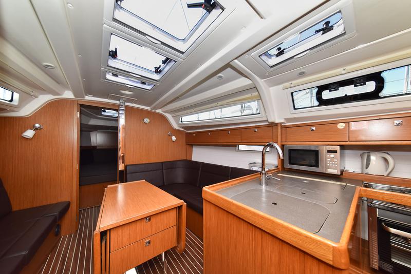 Book yachts online - sailboat - Bavaria 37 - Viviana - rent