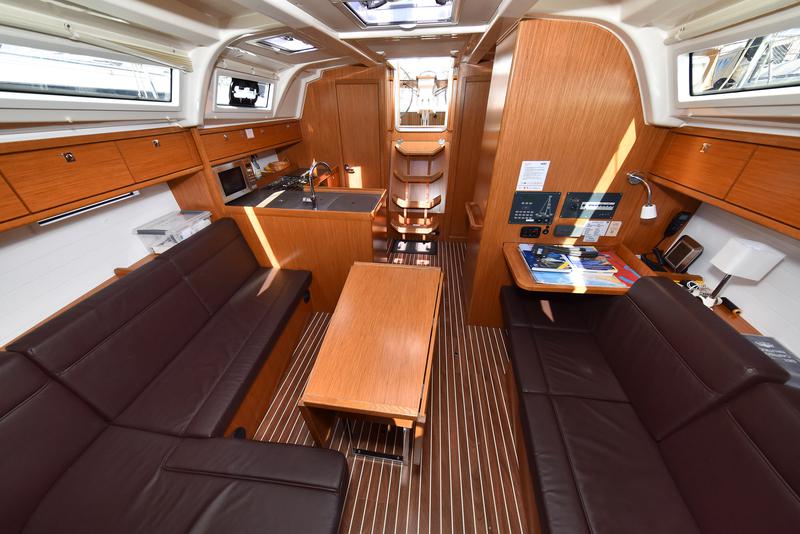Book yachts online - sailboat - Bavaria 37 - Viviana - rent