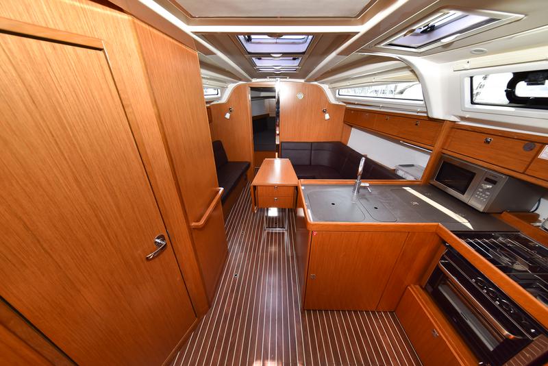 Book yachts online - sailboat - Bavaria 37 - Viviana - rent