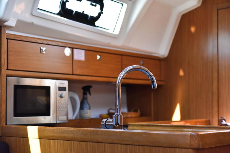 Book yachts online - sailboat - Bavaria 37 - Viviana - rent