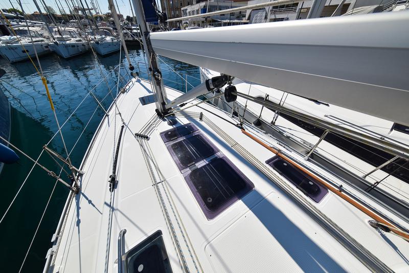 Book yachts online - sailboat - Bavaria 37 - Viviana - rent
