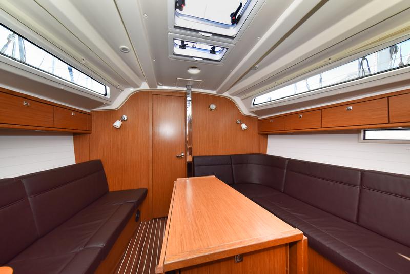 Book yachts online - sailboat - Bavaria 37 - Viviana - rent