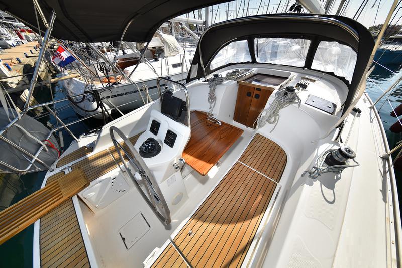 Book yachts online - sailboat - Bavaria 36 Cruiser - Petra M - rent