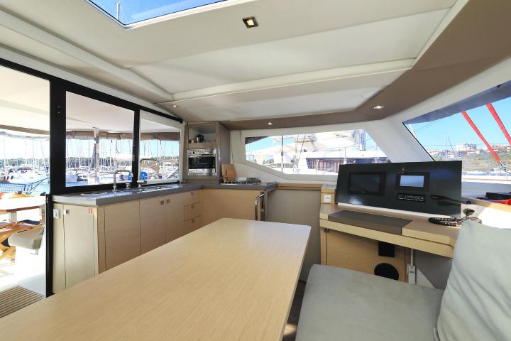 Book yachts online - catamaran - Lucia 40 - Floreanne - rent
