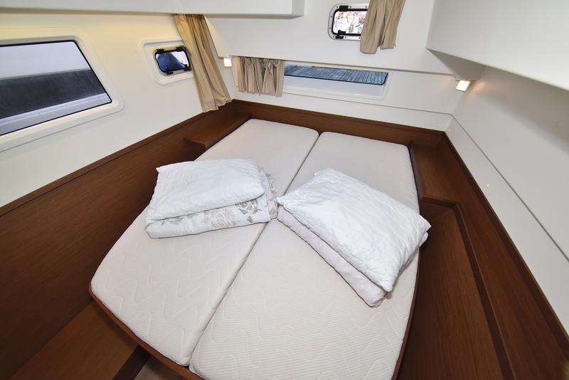 Book yachts online - catamaran - Lagoon 42 - Fleur de Sel - rent