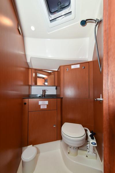 Book yachts online - sailboat - Bavaria Cruiser 41 - CHILL BILL - rent