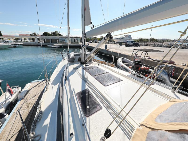 Book yachts online - sailboat - Bavaria Cruiser 37 - Lupe - rent
