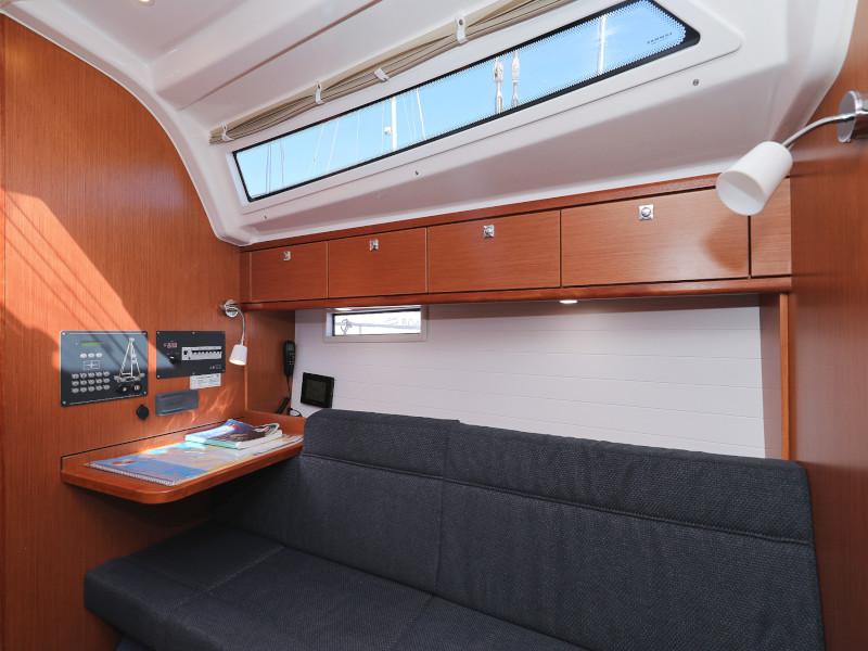 Book yachts online - sailboat - Bavaria Cruiser 37 - Lupe - rent