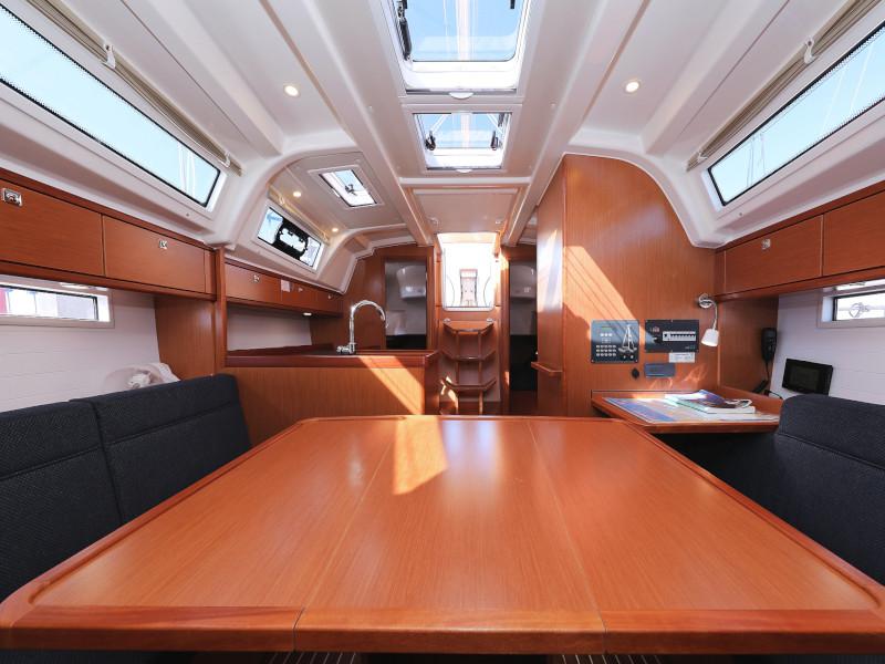 Book yachts online - sailboat - Bavaria Cruiser 37 - Lupe - rent