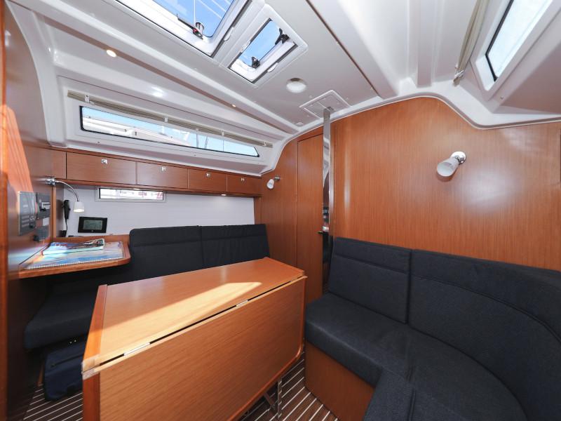 Book yachts online - sailboat - Bavaria Cruiser 37 - Lupe - rent