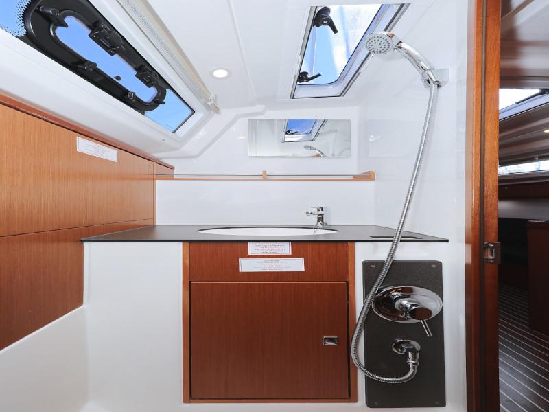Book yachts online - sailboat - Bavaria Cruiser 37 - Lupe - rent