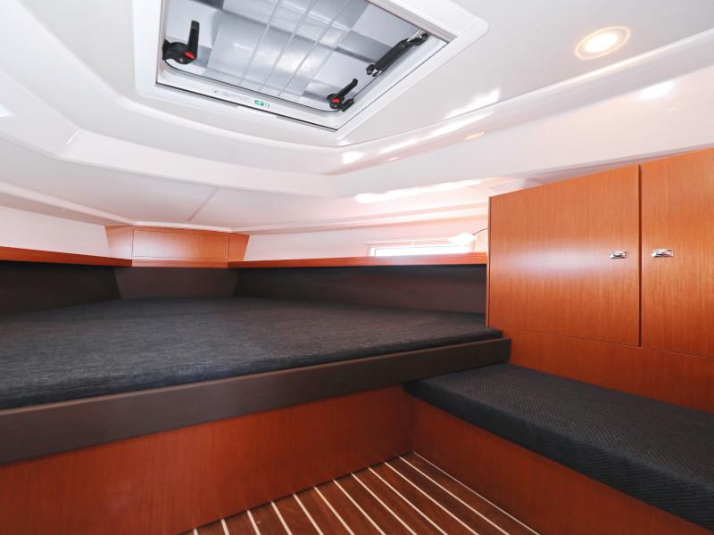 Book yachts online - sailboat - Bavaria Cruiser 37 - Lupe - rent