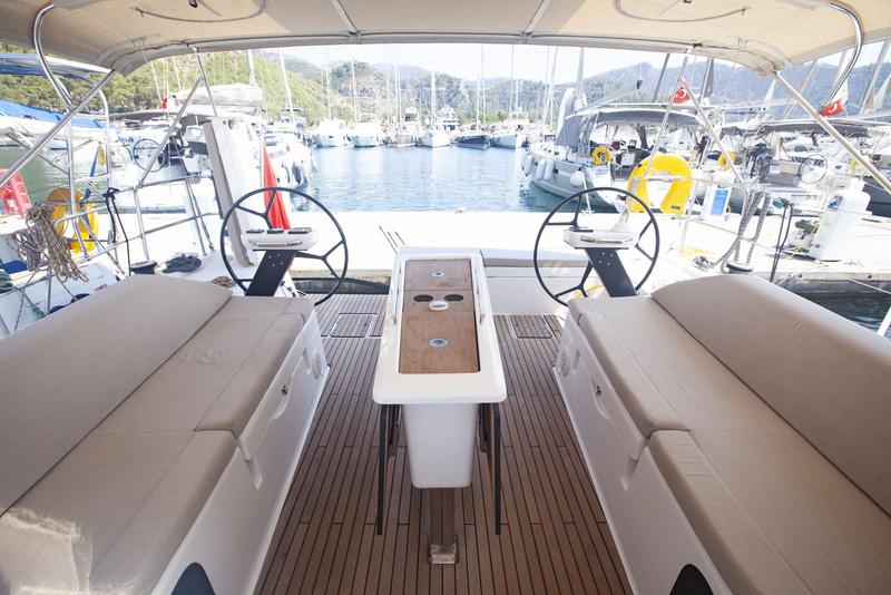 Book yachts online - sailboat - Dufour 430 - Enki - rent