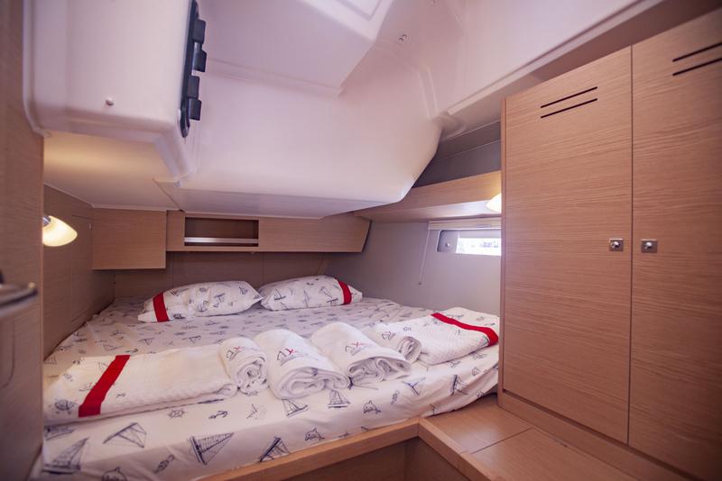 Book yachts online - sailboat - Dufour 430 - Enki - rent
