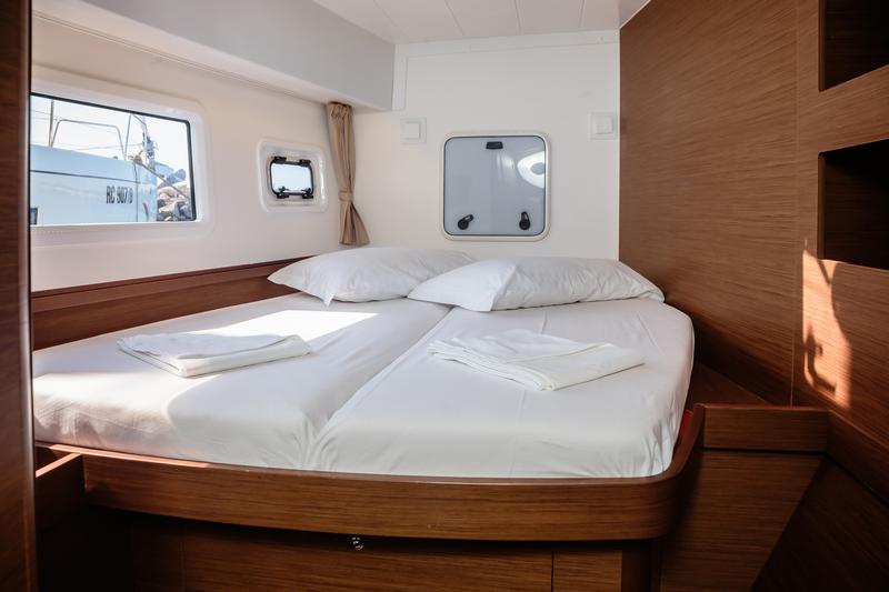 Book yachts online - catamaran - Lagoon 42 - Gelsomino - Premium line - rent