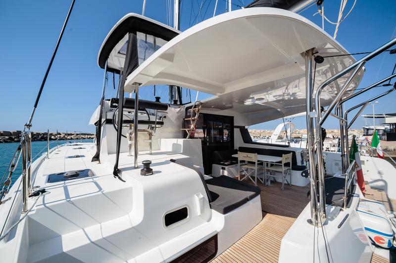 Book yachts online - catamaran - Lagoon 42 - Cucuncio - Comfort line - rent