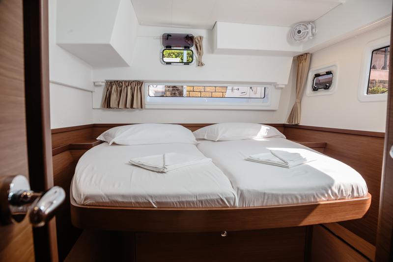 Book yachts online - catamaran - Lagoon 42 - Cucuncio - Comfort line - rent