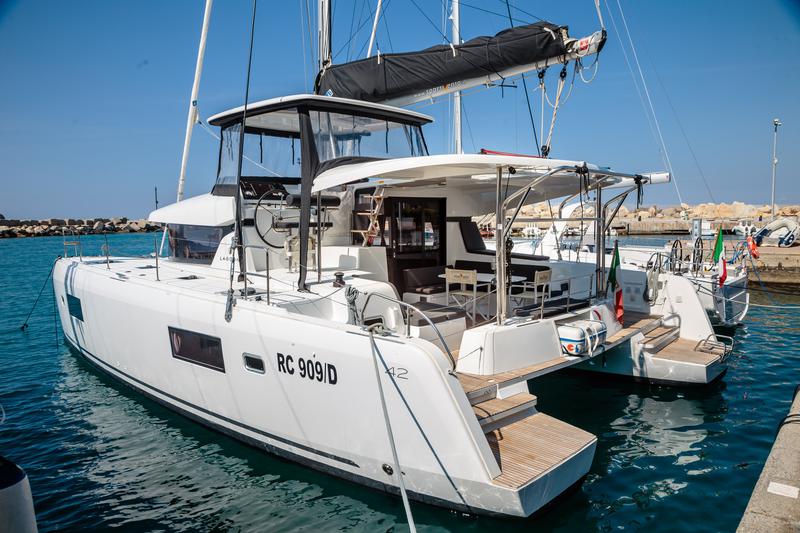 Book yachts online - catamaran - Lagoon 42 - Cappero - Comfort line - rent
